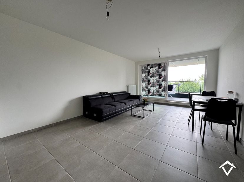 Dit appartement (C2.2) is gelegen op de 2de verdieping in de Residentie Brouwershof te Westrozebeke (Staden) en bestaat uit: inkomhal - toilet - badka