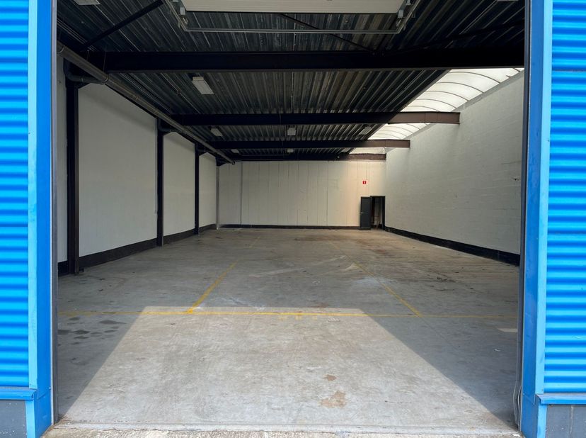 KMO UNIT 9A, 240m², te huur in Industriepark ‘Klein Gent’, strategisch gelegen bij de op- en afrit 21 Herentals-Industrie van de E-313. Beschikbaarhei