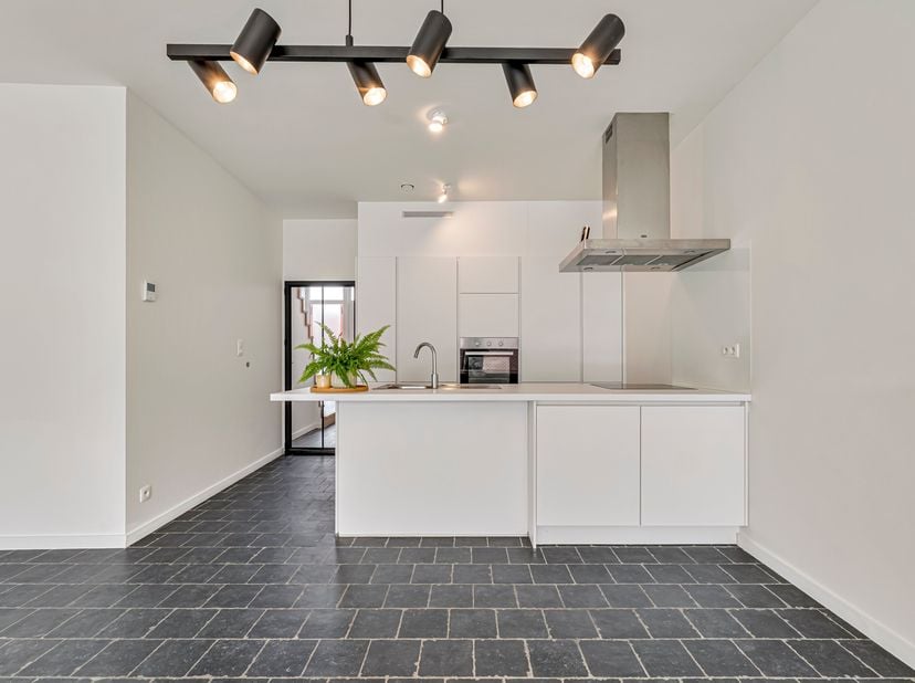 Woning met 3 slaapkamers te huur in Dikkebus!<br />
We komen binnen in de inkomhal met gastentoilet en toegang tot de ruime leefruimte met een open ke
