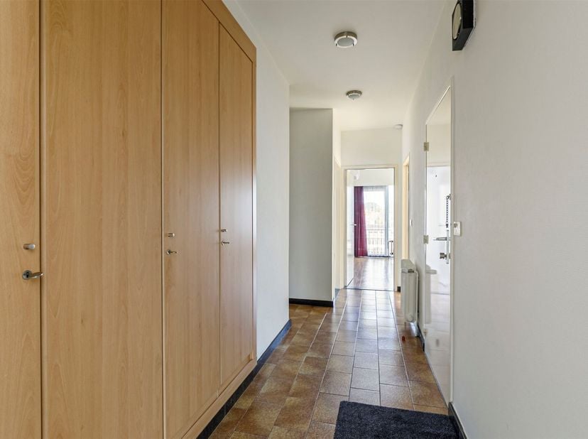 Ruim 2 slaapkamerappartement met dressing en  garage op rustige ligging. <br />
<br />
Ligging: Het appartement is uitstekend gelegen nabij de ring