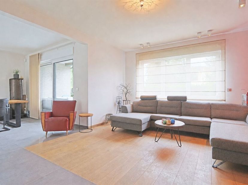 Dit verzorgde gelijkvloerse appartement, opgericht in 2012, biedt een bewoonbare oppervlakte van ±135 m², aangevuld met ongeveer 52 m² aan terrassen,