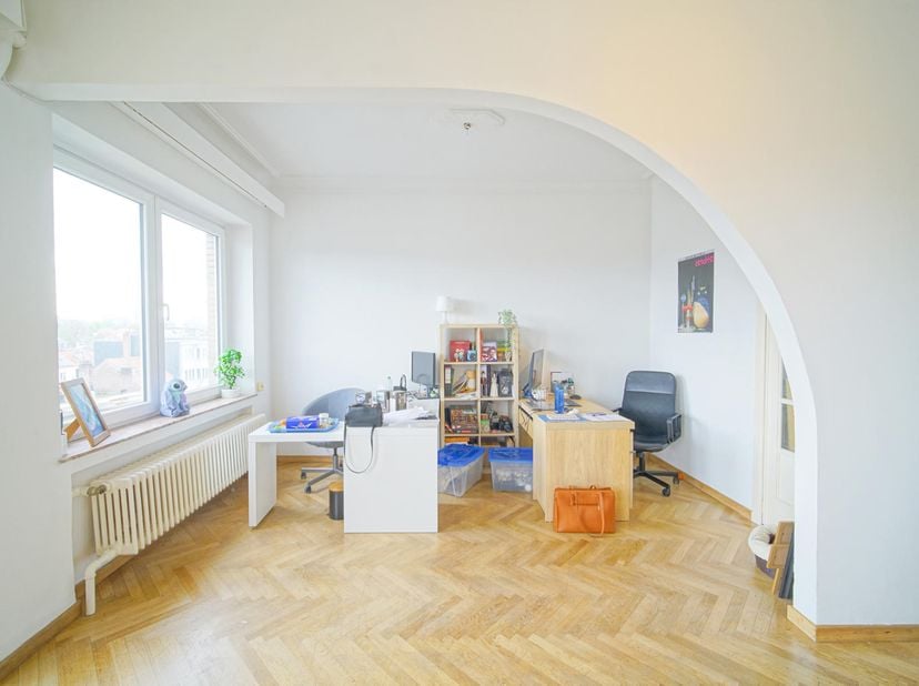 Situé aux deux derniers niveaux d’un immeuble avec ascenseur, TRIANON INVEST vous présente cet ensemble immobilier permettant de créer 1 PENTHOUSE DUP