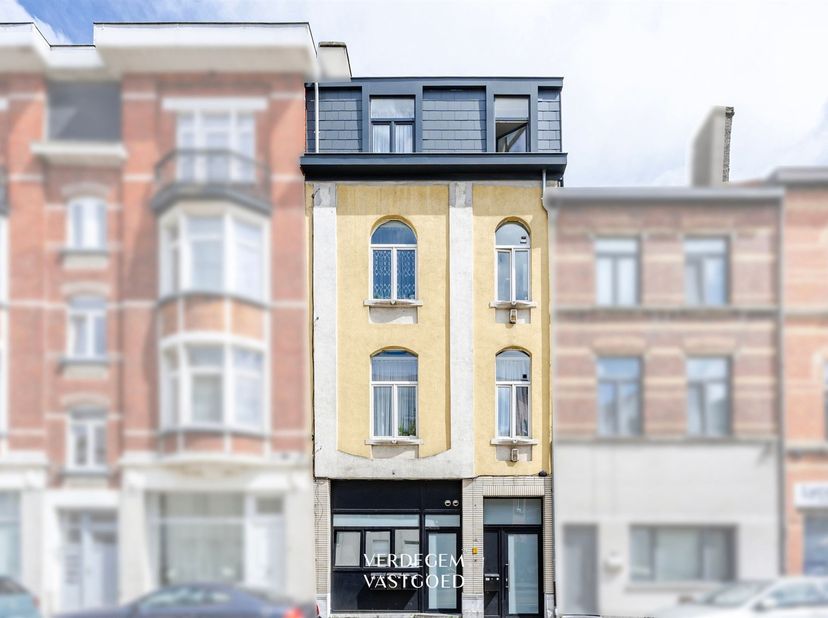 - in optie -<br />
<br />
Centraal gelegen vind je deze opbrengsteigendom bestaande uit vier appartementen. <br />
Het pand situeert zich in een le