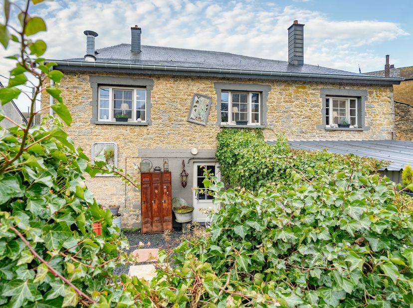 ERA B-LUX vous propose cet établissement de caractère idéalement situé à Chassepierre, lun des plus beaux villages de Wallonie, au cur de la vallée de