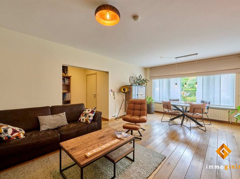 Dit gezellige, gelijkvloerse 2 à 3-slaapkamerappartement is gelegen in het centrum van Hamont!<br />
Indeling; inkomhal, berging, ruime woonkamer met