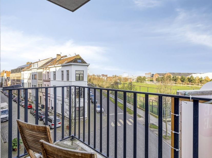 Cet appartement de 54 m² avec 1 chambre (plan tel que construit) à vendre est situé au 2ème étage avec vue sur le Park Spoor Noord à Anvers. Vous béné