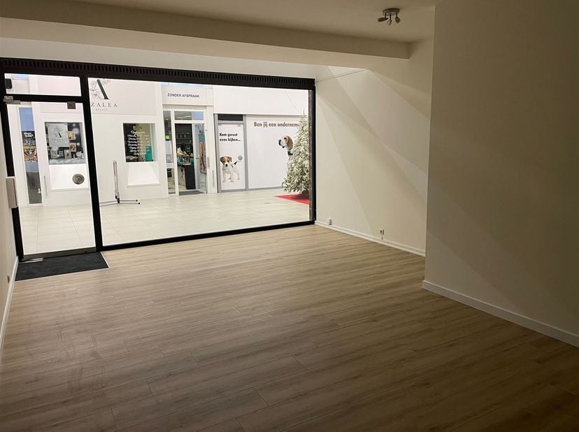 Ruim en gerenoveerd handelspand van 76 m² te koop in hartje Genk! <br />
Volledig gerenoveerd tegen eind 2024! Dit pand heeft in het verleden dienst g