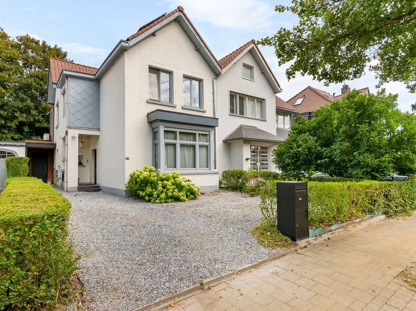 Op een uitstekende locatie te Edegem bevindt zich deze instapklare halfopen bebouwing met 4 slaapkamers en gezellige tuin. U geniet hier van een centr