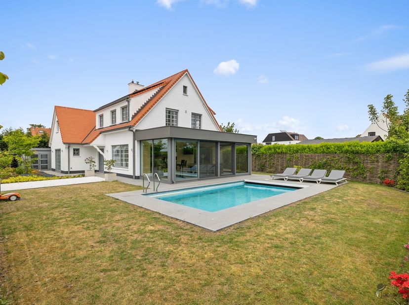 Ontdek Villa Polderhof, een elegante en instapklare villa waar licht, ruimte en verfijnd wooncomfort centraal staan. De royale leefruimtes met open ke