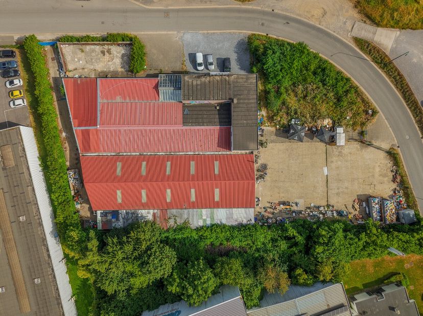 Commercieel en multifunctioneel pand in Grâce-Hollogne. Dit multifunctionele pand, gelegen aan de Rue de la Limite 5 in Grâce-Hollogne, biedt talrijke