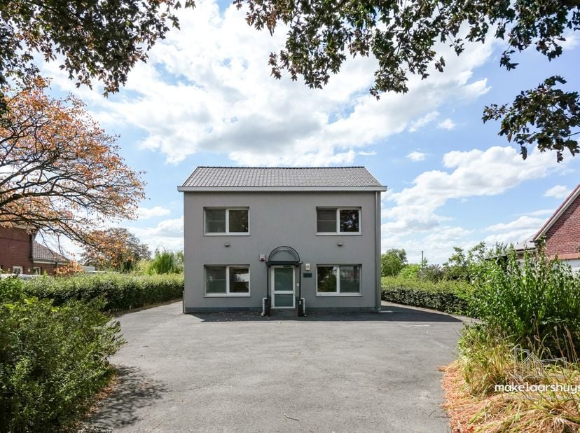 Deze vrijstaande eigendom is rustig gelegen op een mooi perceel van maar liefst 2.091m² en werd jarenlang gebruikt als woon- en gezondheids-/welzijnsi