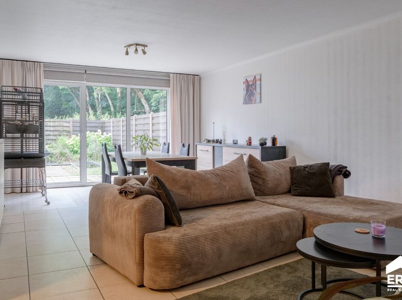 Ruim en gelijkvloers appartement met 2 slaapkamers, garage en groot terras/tuin, gelegen in het centrum van Lommel. Troeven: Ruim terras/tuin met zonn