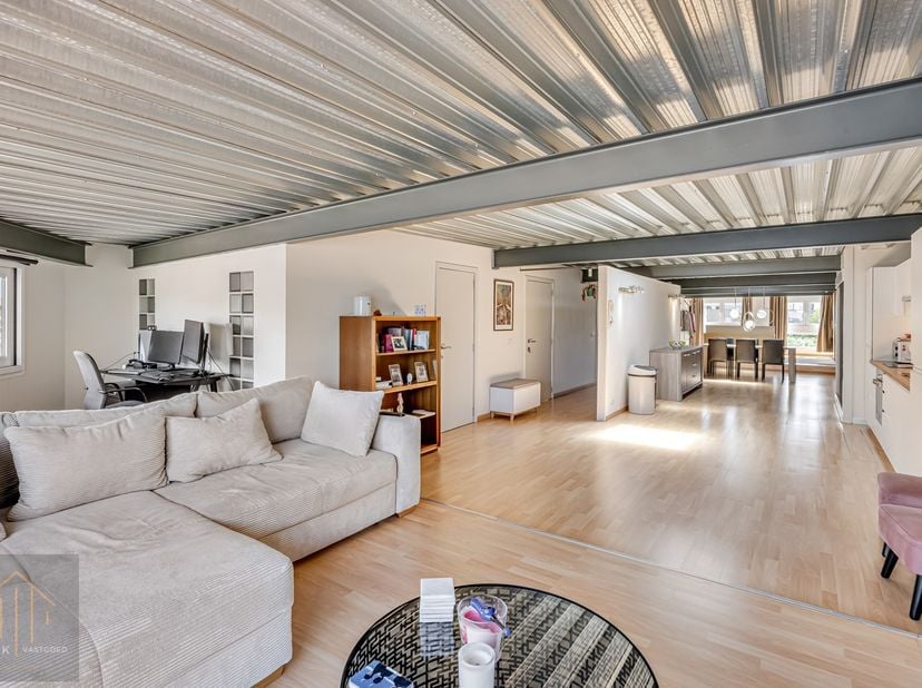 Bent u op zoek naar een ruime, instapklare loft met een moderne afwerking? Dan is deze prachtige loft van maar liefst 127 m² absoluut een bezoek waard