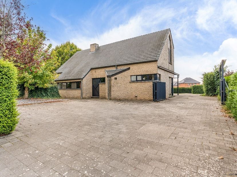 Deze vrijstaande woning is gelegen op een perceel van maar liefst 16a16ca langs de Breekiezel in Gruitrode (Oudsbergen). Alle basisvoorzieningen bevin