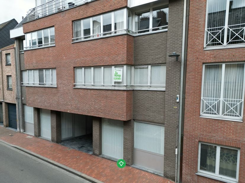 Dit appartement is gelegen pal in het centrum van Roeselare, met het station, de Grote Markt, het stadspark en nog veel zaken op wandelafstand!<br />