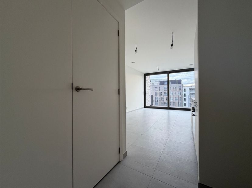 Nieuwbouw duplex met 1 slaapkamer, terras en autostaanplaats op gunstige locatie!<br />
<br />
Indeling<br />
Inkomhal, open keuken, leef- en eetru