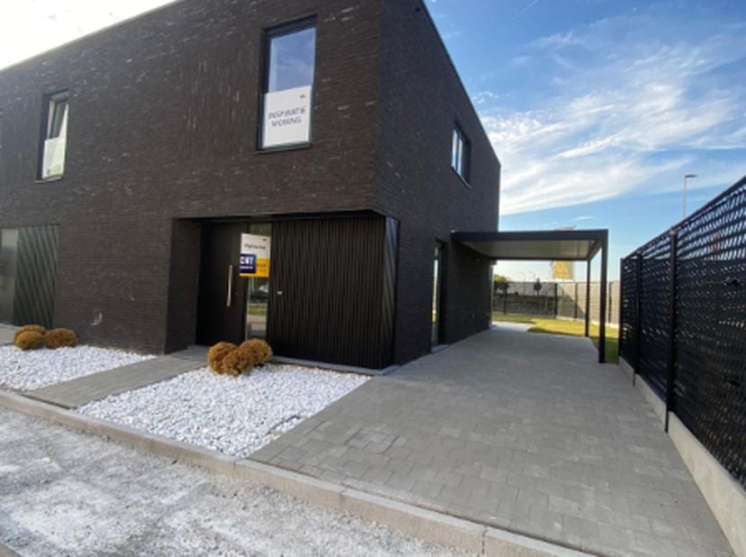In de Breydelhofstraat 186 te Ieper bevindt zich deze mooie en energiezuinige halfopen bebouwing. De woning is gelegen in een aangename omgeving en bi