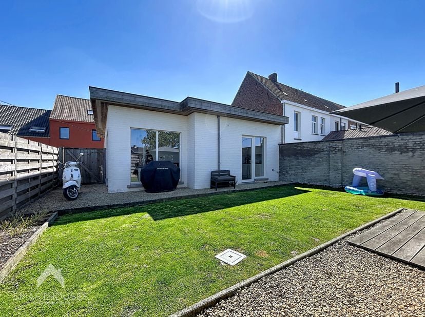 Energiezuinige woning op een centrale locatie bestaande uit een inkomhal met gastentoilet, lichtrijke leefruimte met eet-en zithoek, uitgeruste open k