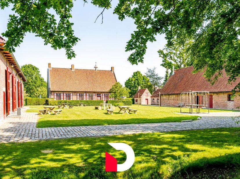 Ontdek de unieke 19de-eeuwse erfgoedsite “Klokhof Loppem”, gelegen in een groene, landelijke oase te Loppem (Zedelgem), en tegelijk uitstekend bereikb