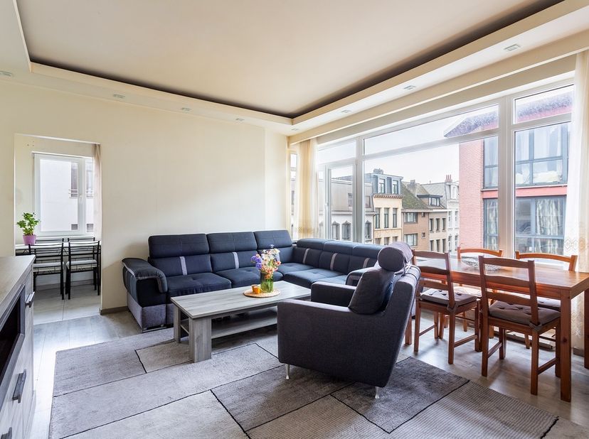 Lichtrijk en stads wonen<br />
<br />
Locatie<br />
Het appartement is gelegen in de Greinstraat 53 te 2060 Antwerpen, een bijzonder gunstige locatie