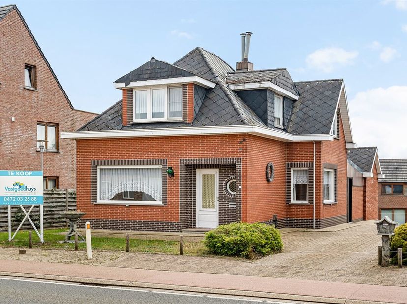 Bent u op zoek naar een woning die u volledig naar eigen smaak en wensen kan afwerken?<br />
Dan is dit uw kans!<br />
Deze gunstig gelegen woning bie