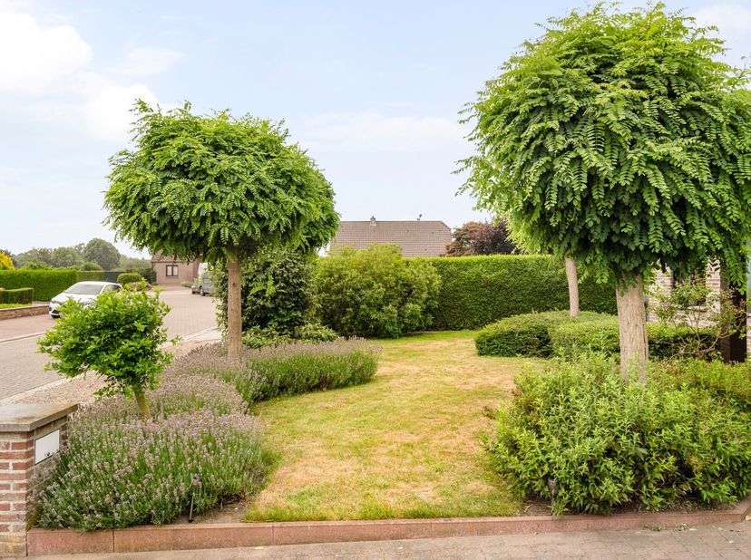 Open huis op zaterdag 11/07/2026 tussen 10u en 13u.<br />
<br />
<br />
Deze ruime open bebouwing is gelegen op een perceel van 920 m² in een rustige