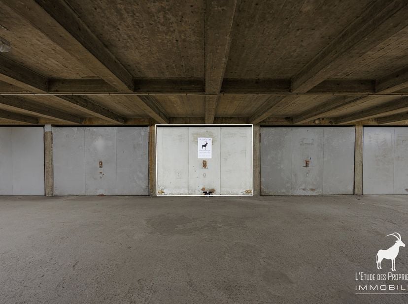 Garage à vendre à ,
                    6000 Charleroi