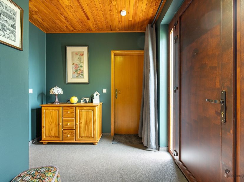 In een gegeerde, groene wijk van Kapellen vindt u deze ruime villa op een prachtig perceel van 1.650 m². De woning omvat een leefruimte van 37 m², een