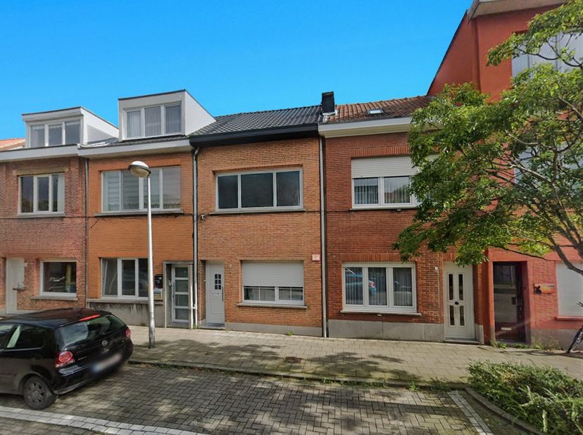 Op het gelijkvloers beschikt de woning over een inkomhal die toegang biedt tot de ruime leefruimte, voorzien van een sierhaard. Aansluitend bevindt zi