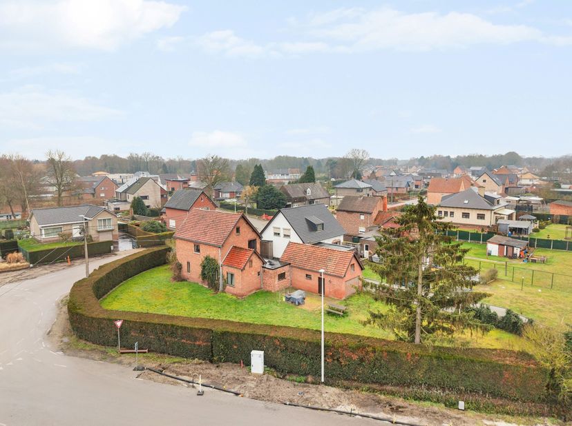In een rustige, landelijke omgeving in het groene Zonhoven bevindt zich deze charmante woning op een mooi hoekperceel van 898 m². Een interessante opp