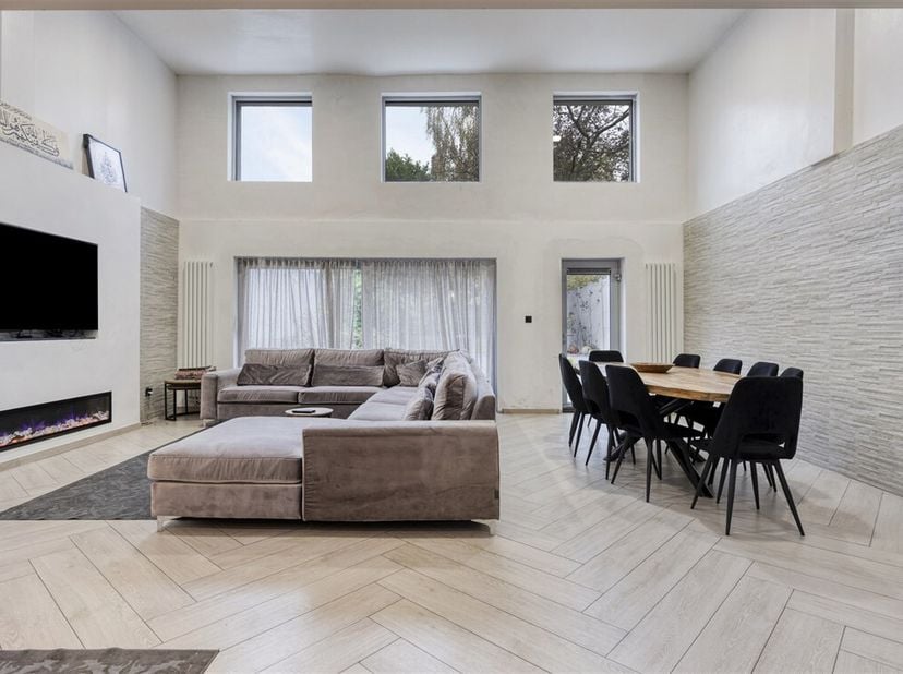 Gerenoveerd handelshuis met 4 tot 6 slaapkamers en zonnige tuin interessant voor zowel gezinnen als investeerders!<br />
Dit is een adviesprijs<br />