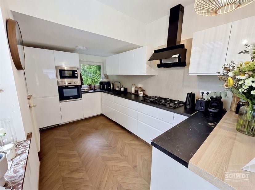 IMMOSCHMIDT (Ref. 29644) - ANDERLECHT -  Prachtig Brussels opbrengstwoning, ingericht als eengezinswoning. Het bestaat uit een prachtige, volledig uit