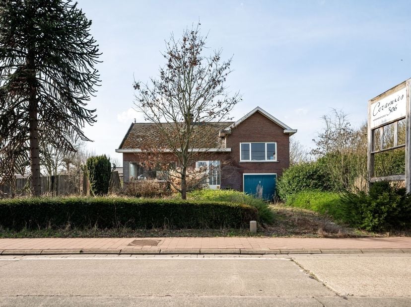 Woning met 3 slaapkamers en een achterliggende grote commerciële ruimte van 429m² die perfect kan dienst doen als bureauruimte, atelier, opslagplaats,