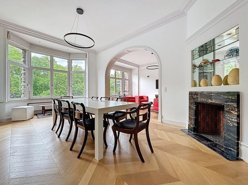 Barnes propose en exclusivité ce très bel appartement de 206m2 (selon PEB) dans un immeuble prestigieux datant de 1925 et repris à l'inventaire du pat