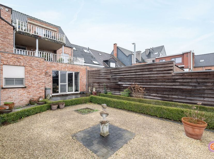 Vandaag nemen we je mee naar een gelijkvloers appartement met tuin en garage op wandelafstand van het centrum van Bornem. Dankzij de uitstekende liggi