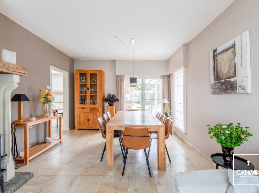 Deze perfect onderhouden woning met drie slaapkamers is gelegen in een aangename en residentiële woonwijk in het mooie Drongen.<br />
<br />
Via de ru