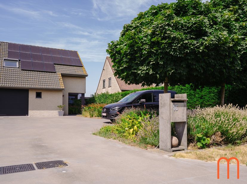 Bent u op zoek naar een instapklare woning te koop in Gistel (Zevekote)? Dan zal deze energiezuinige halfopen bebouwing u ongetwijfeld weten te bekore
