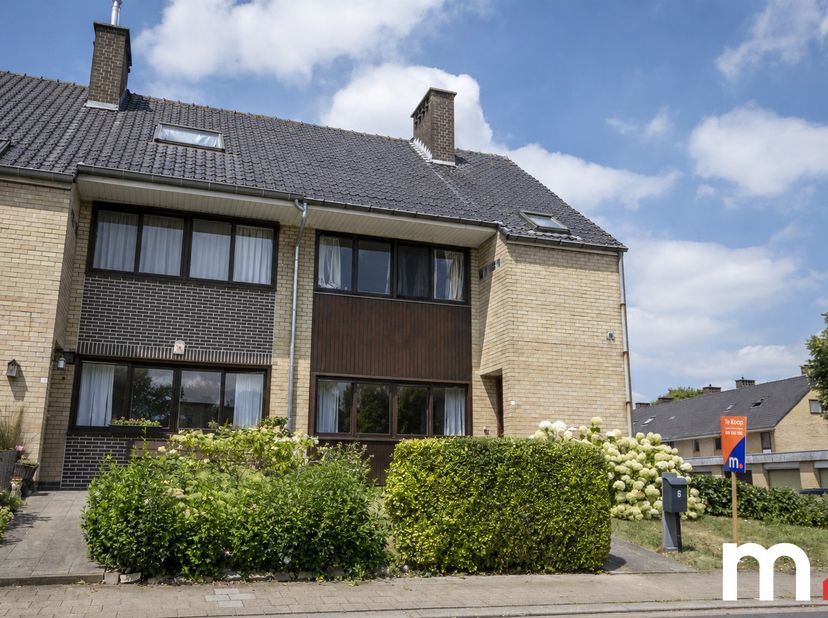 Rustig wonen in het groen, centraal gelegen<br />
<br />
In een rustige verkaveling, omringd door het groen en met alle voorzieningen binnen handberei