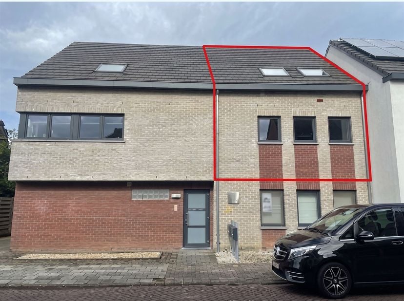Magnifique appartement en duplex avec 2 chambres, une grande terrasse et un abri pour voiture !<br />
<br />
Agencement : <br />
1 : salon/salle à man