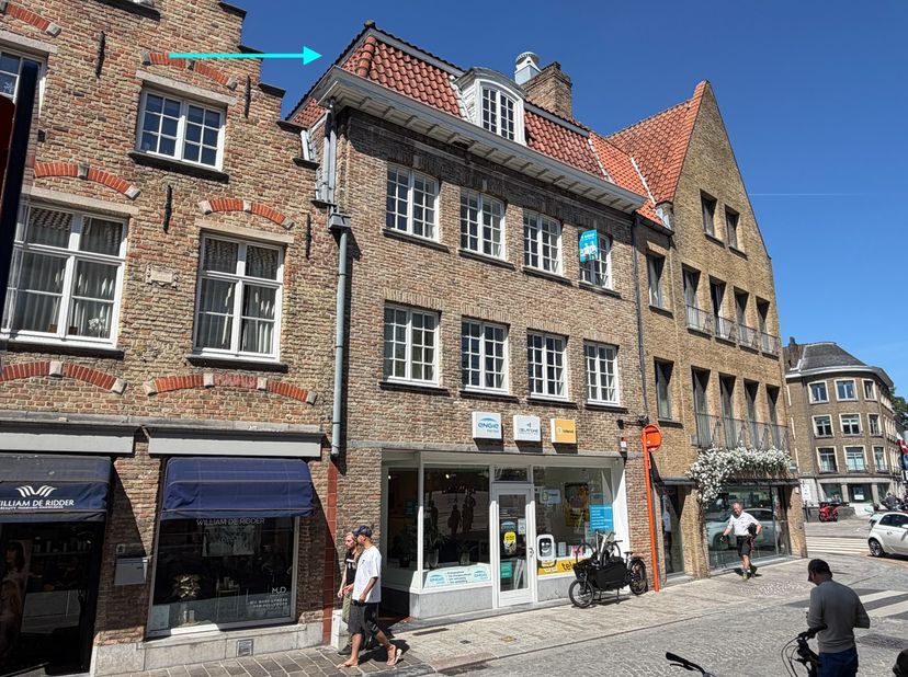 Dit verzorgd dakappartement met terras, kelder en fietsenberging is ideaal gelegen aan ’t Zand, in het hart van Brugge en op wandelafstand van het sta