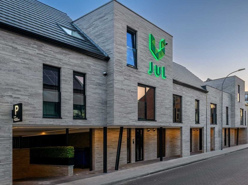 Hypermoderne en stijlvolle kantoorruimtes in centrum Geel voor diverse doeleinden. <br />
De kantoren zijn reeds sfeervol ingericht, voorzien van de n