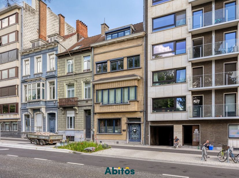 Ce terrain de projet, actuellement bâti, bénéficie d'un emplacement exceptionnellement stratégique à la Heuvelpoort, l'une des principales portes d'en