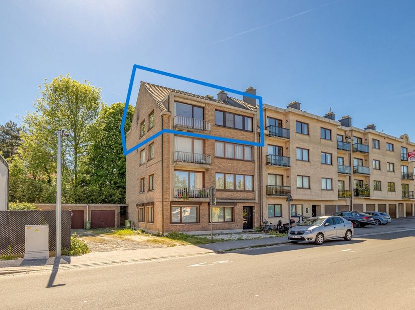 Dit goed onderhouden appartement bevindt zich op de derde verdieping van een kleinschalige residentie met 4 appartementen. U woont hier vlakbij het ce