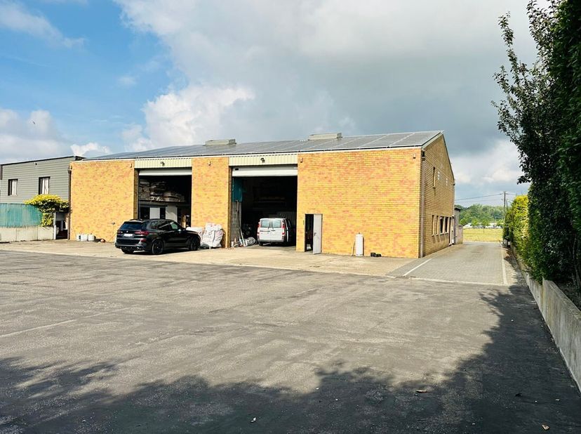Ruim magazijn met kantoren met veel potentieel te Kuringen.<br />
Dit vergund pand heeft maar liefst een oppervlakte van +/- 490m²(volgens EPC) en bie