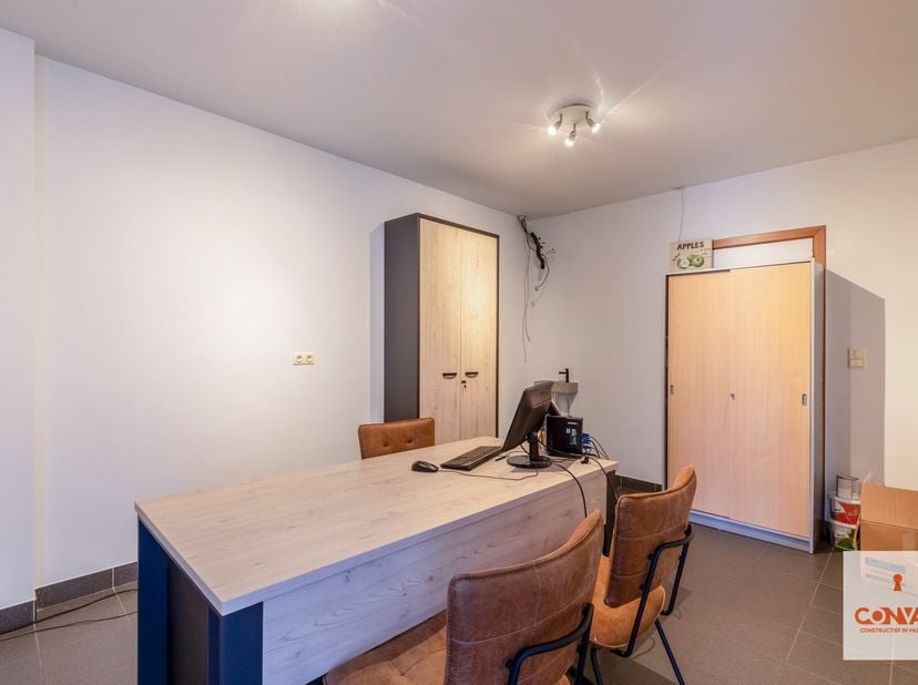 Deze praktijkwoning, nabij het bruisende centrum van Gent, biedt een goede bereikbaarheid via belangrijke invalswegen, lokale handelaars en het openba