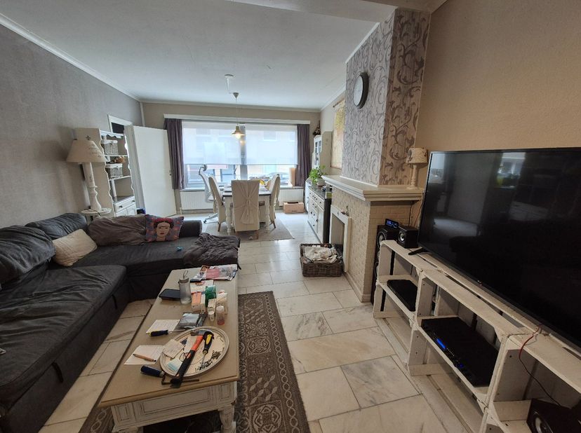 Dit gelijkvloers appartement op wandelafstand van het stadscentrum bestaat uit een ruime living, keuken met kasten, enkele afwasbak en dampkap, badkam