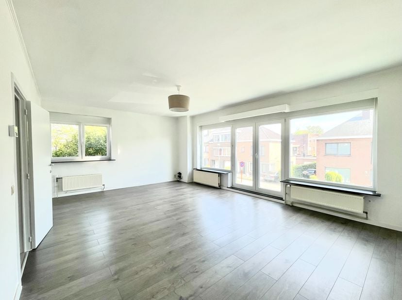 Lichtrijk en ruim appartement op de eerste verdieping van deze kleine residentie in rustige residentiële woonbuurt; Zeer goede locatie nabij alles wat