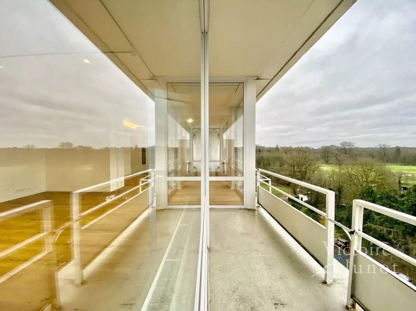 Victoire Junot biedt u deze volledig gerenoveerd penthouse  met een oppervlakte van 165 m² op de 7e verdieping.<br />
Het bestaat uit een inkomhal, ee