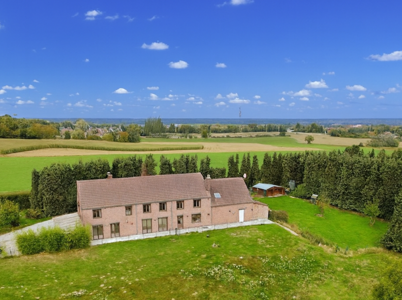 Buvrinnes - Au milieu de la campagne Binchoise, à l'abri des regards, au bout d'une allée privée, dans un cadre bucolique et à proximité de toutes fac