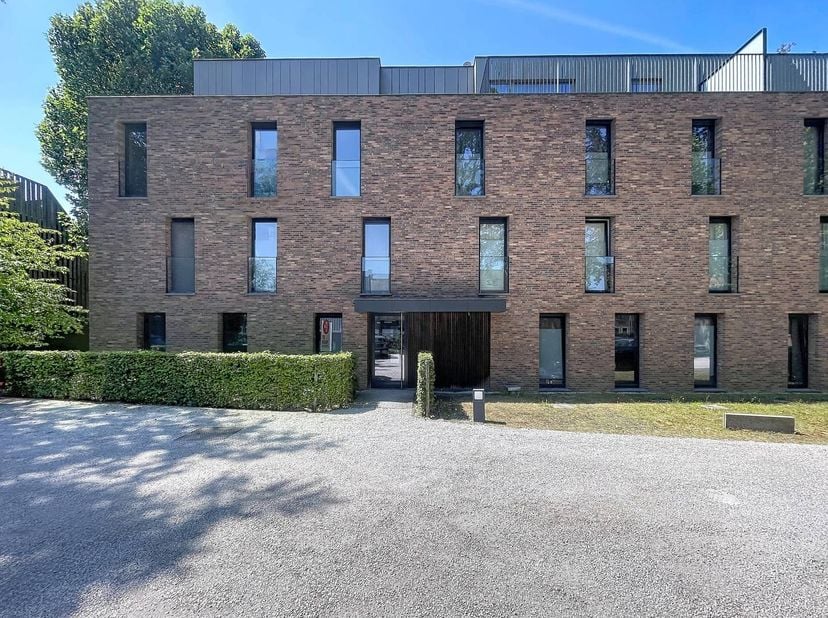 LIGGING:<br />
<br />
Dit appartement geniet een uiterst centrale ligging en bevindt zich toch in het groen! "Park Van Damme" werd ontworpen met oog v